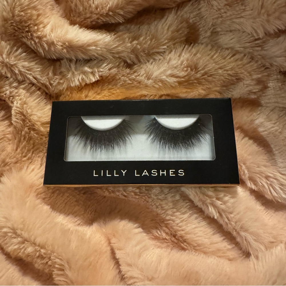 Lilly Lashes Voluminous Black Eyelashes Set!!